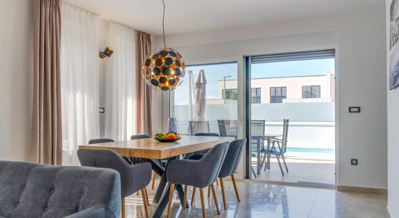 Villa Dea - Dein Rueckzugsort Am Meer Mit Beheiztem Pool Врси Екстериор снимка